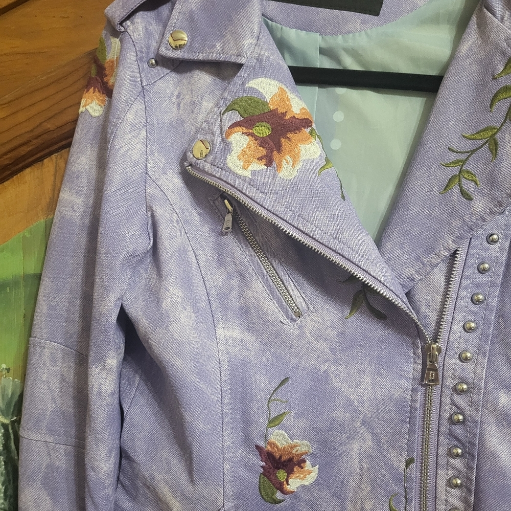 AFTF Basic Women's Embroidered Floral Jacket - Picture 4 of 12
